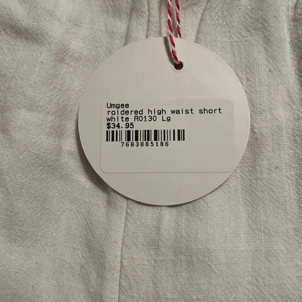 White cotton shorts by Umgee. Cute little hassle fringe and embroidered rosette - Picture 4 of 6